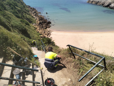  Piélagos repara con carácter de urgencia y  una vez recibida la autorización de Costas la barandilla de la Playa de Somocuevas
