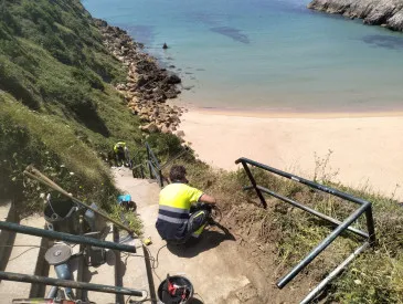  Piélagos repara con carácter de urgencia y  una vez recibida la autorización de Costas la barandilla de la Playa de Somocuevas para que pueda abrirse al público de forma inminente