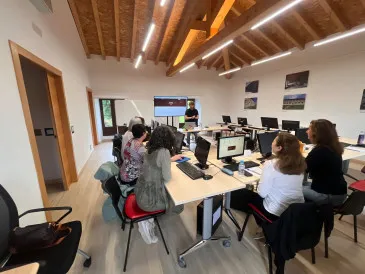 Noticias de Cantabria | El Cántabro | Vecinos de Piélagos en situación de desempleo se inician en el manejo de Redes Sociales y herramientas de inteligencia artificial para mejorar sus posibilidades de acceder al mercado laboral