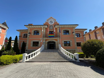  La bandera del arcoíris ondea en el Ayuntamiento de Piélagos con motivo de la celebración del Día Internacional del Orgullo LGBTI+