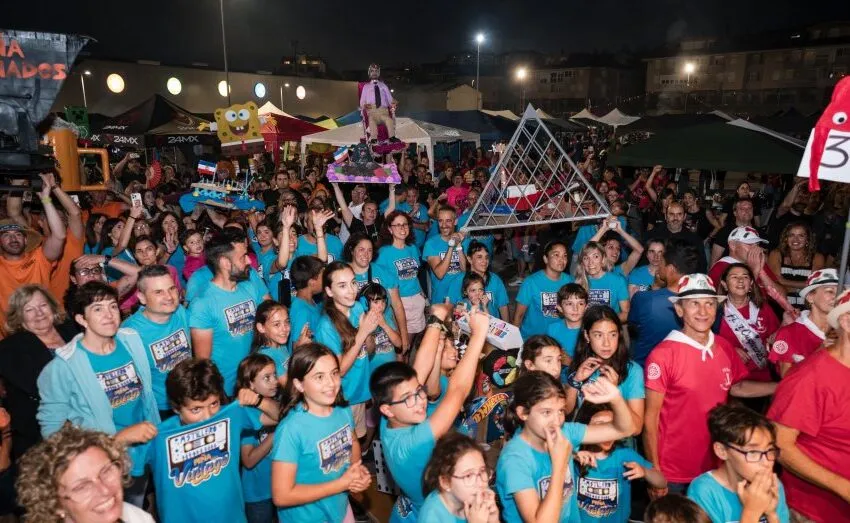 ASTILLERO VIVIÓ UNA NOCHE DE LA HOGUERA HISTÓRICA CON MÁS DE 2.000 PEÑISTAS