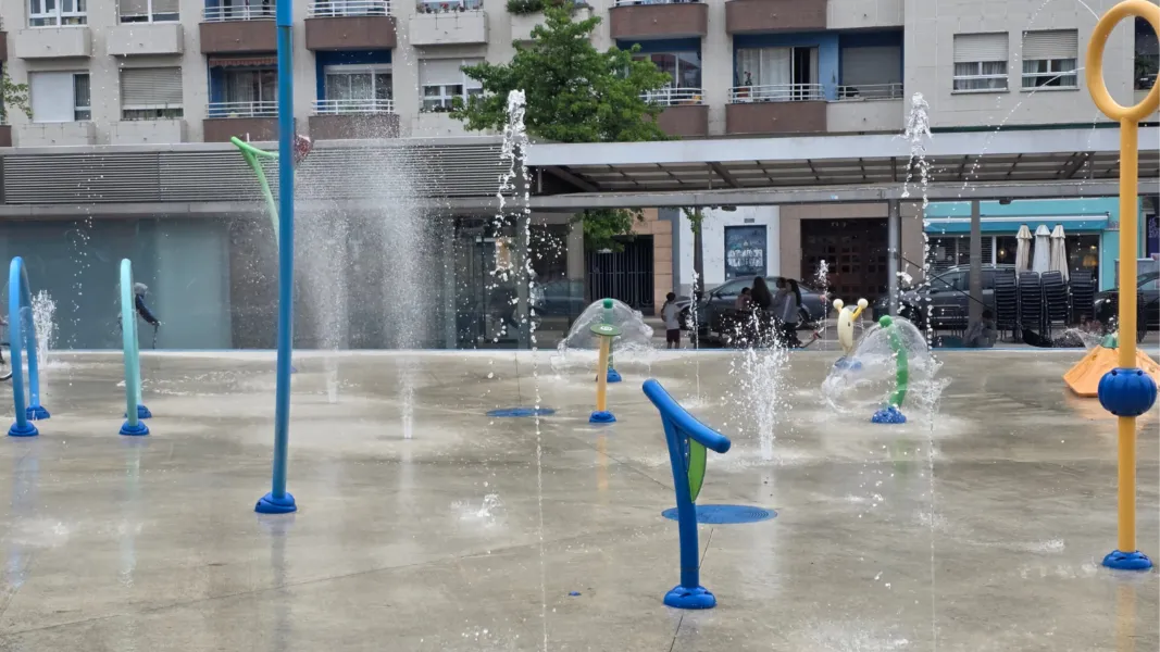 Noticias de Cantabria | El Cántabro | ¡Chapuzón en el centro! El Parque del Agua de La Llama abre sus puertas para refrescar el verano de Torrelavega