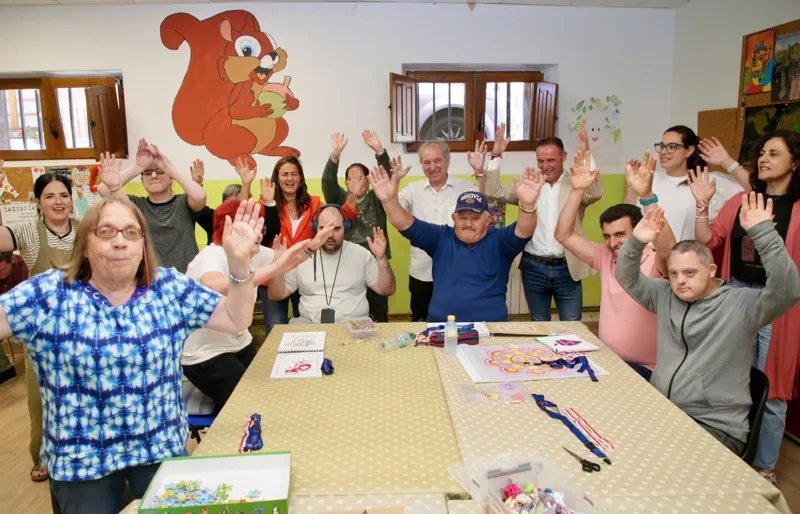 La consejera de Inclusión Social junto a los participantes en el Programa Viviendo. (Foto: Ignacio Romero)