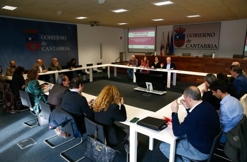 Imagen de archivo de un encuentro del consejero de Industria con representantes del sector industrial de Cantabria para explicarles las ayudas de los programas de formación a medida de las empresas (Foto: Lara Revilla)