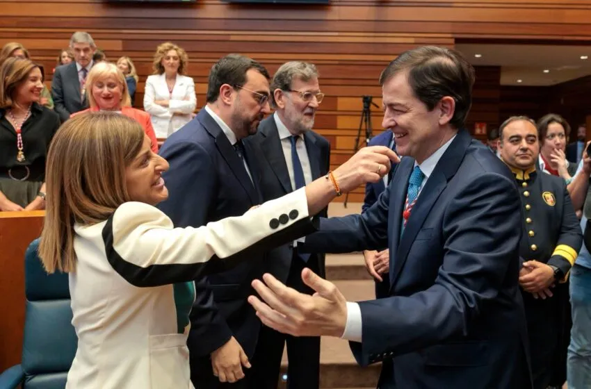 Buruaga saluda a Mañueco en el acto de toma de posesión celebrado hoy en las Cortes de Castilla y León, en Valladolid (FOTO: Junta de Castilla y León)