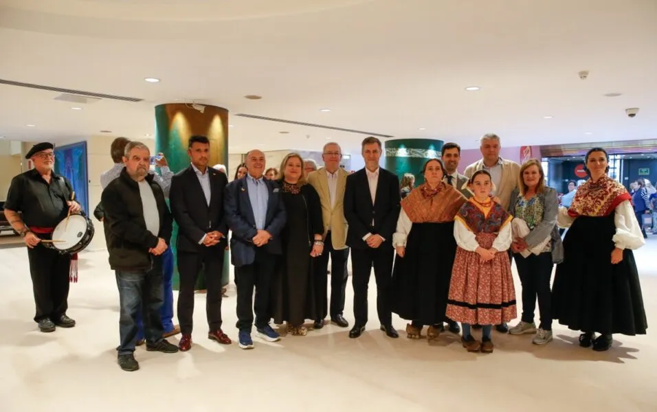 El evento ha reunido más de 1.400 asistentes y 300 intérpretes sobre el escenario de la sala Argenta del Palacio de Festivales de Cantabria. (Foto: Lara Revilla) 