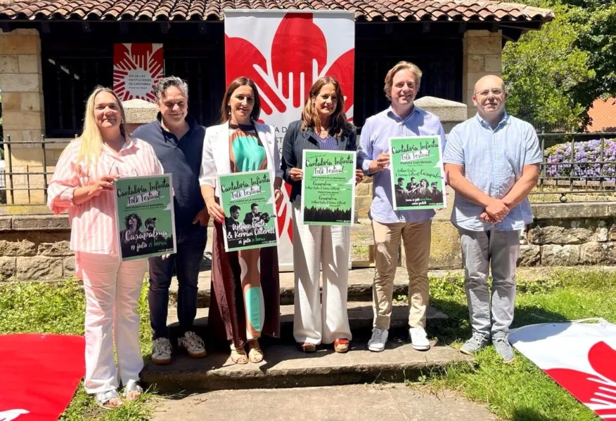 Foto de familia de los participantes en la presentación. (Foto: Oficina de Comunicación)