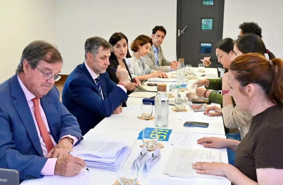 El consejero de Cultura, Luis Martinez Abad, en la reunion del Patronato de la Fundacion Santander Creativa. (Foto: Ayuntamiento de Santander)