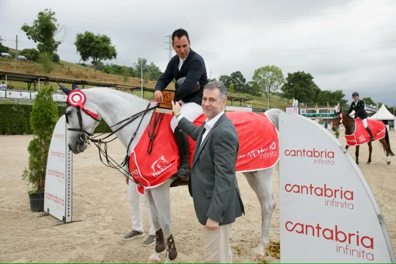El consejero de Deporte, Luis Martínez Abad, entrega el trofeo al vencedor de la prueba de saltos, Alvaro González de Zárate. (Foto: Nacho Romero)
