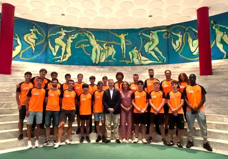 El consejero y la directora general de Deporte junto a algunos de los atletas esta tarde durante la recepción en el Palacio de Festivales. FOTO: Miguel de Arriba