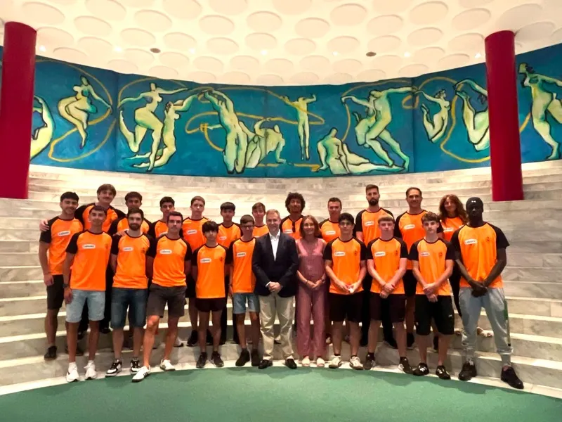 El consejero y la directora general de Deporte junto a algunos de los atletas esta tarde durante la recepción en el Palacio de Festivales. FOTO: Miguel de Arriba