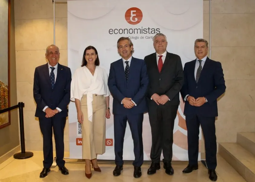 El consejero junto al resto de autoridades en la celebración del Día del Economista. FOTO: Lara Revilla