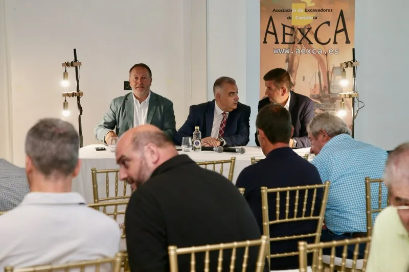 El consejero charla con responsables de la entidad minutos antes de clausurar la Asamblea (Foto: Nacho Romero)
