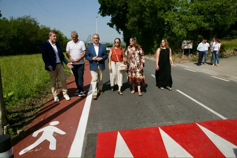 El consejero de Fomento, Roberto media, en el acto de ianguración de las obras de mejora Media inaugura las obras de mejora de la CA-283 entre Riocorvo y Virgen de la Peña. (Foto: Nacho Romero)