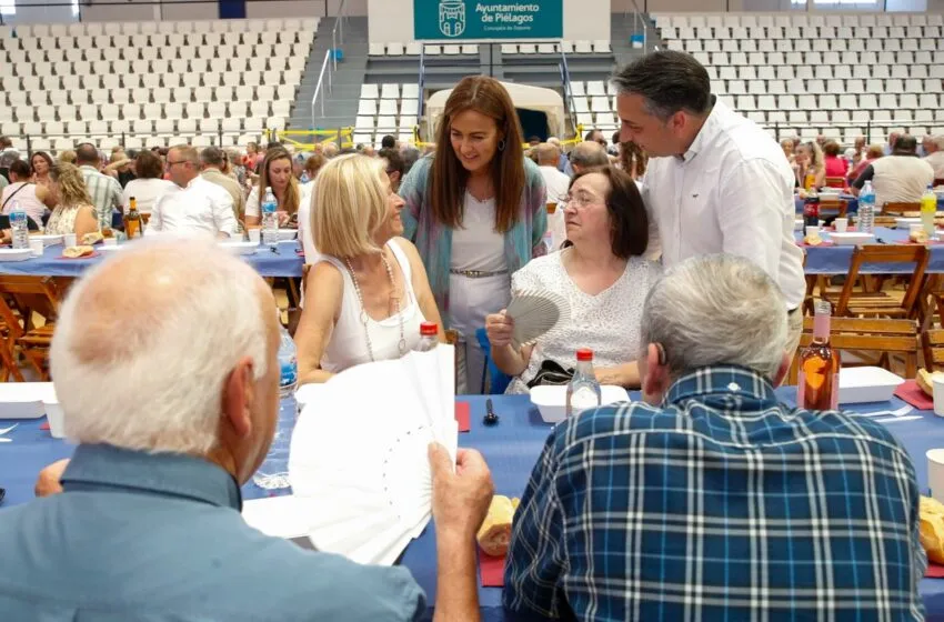 La consejera y el alcalde de Piélagos durante la celebración en Renedo. FOTO: Lara Revilla