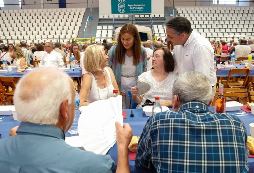 La consejera y el alcalde de Piélagos durante la celebración en Renedo. FOTO: Lara Revilla