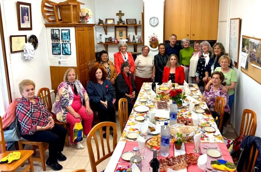 Begoña Gómez del Río, Pedro Manuel Martínez y Tamara González junto a la Asociación de Mujeres de Nestares. (Foto: Gobierno de Cantabria)