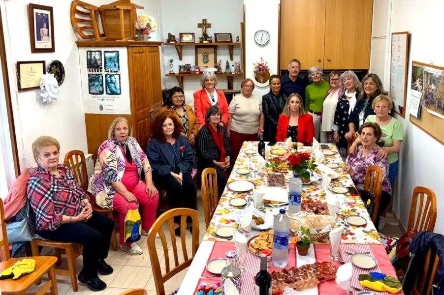 Begoña Gómez del Río, Pedro Manuel Martínez y Tamara González junto a la Asociación de Mujeres de Nestares. (Foto: Gobierno de Cantabria)