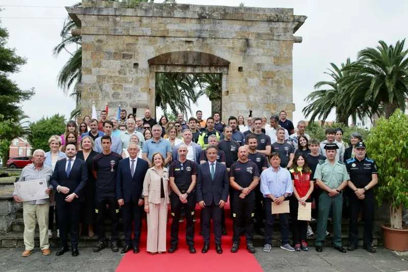 La consejera de Presidencia, Isabel Urrutia, y el alcalde, Diego Movellán, junto a los galardonados en el acto de celebración del X aniversario de los bombero de Camargo. (Foto: Nacho Romero)