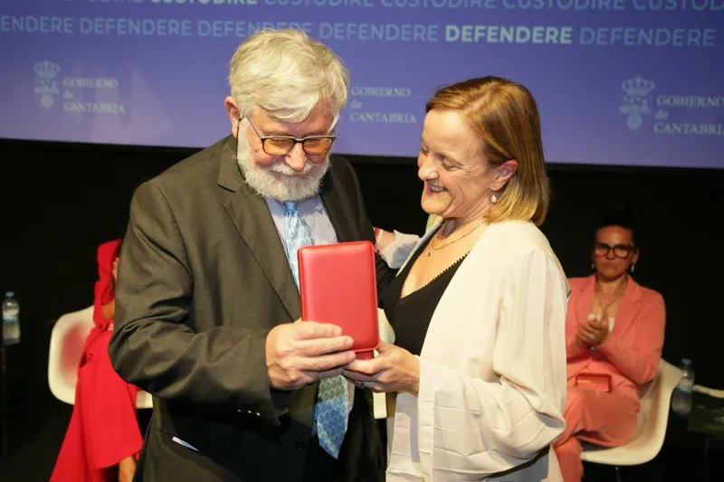 Urrutia entrega la medalla a Florencio Domínguez, presidente del Centro Memorial de las Víctimas del Terrorismo (FOTO: Nacho Romero)