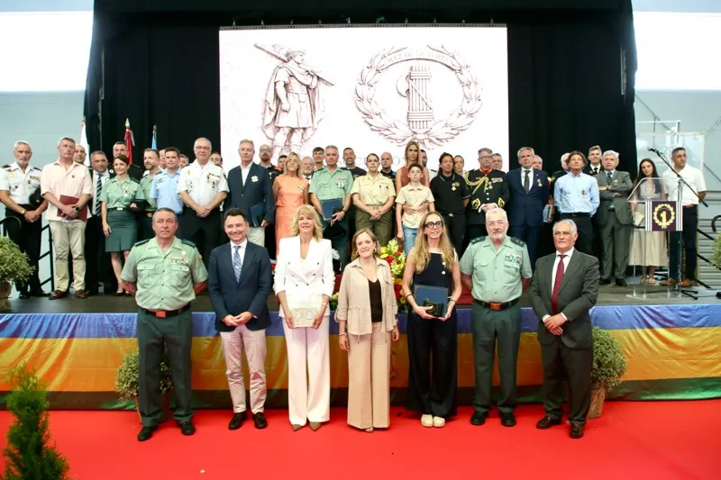Foto de familia de autoridades y premiados (FOTO: Nacho Romero)