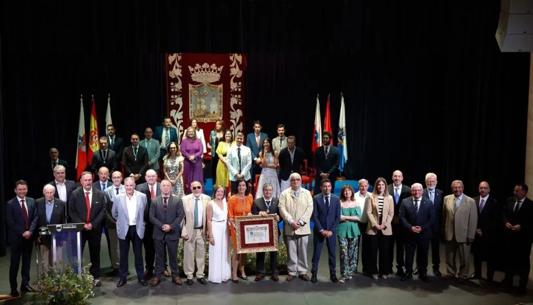 La consejera de Presidencia en la entrega de la Medalla de Oro de Santander al Colegio de Agentes Comerciales. FOTO: Lara Revilla