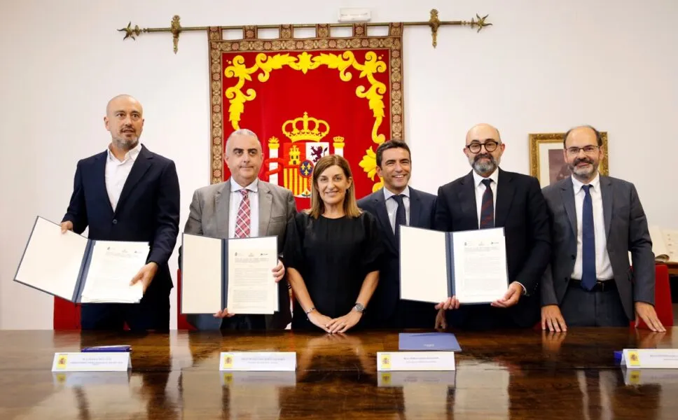El alcalde de Torrelavega, Javier López Estrada; el consejero de Fomento, Roberto Media; la presidenta de Cantabria, María José Sáenz de Buruaga; el delegado de Gobierno, Pedro Casares; el presidente de ADIF, Pedro Marco, y el primer teniente de alcalde de Torrelavega, José Luis Urraca. FOTO: Lara Revilla