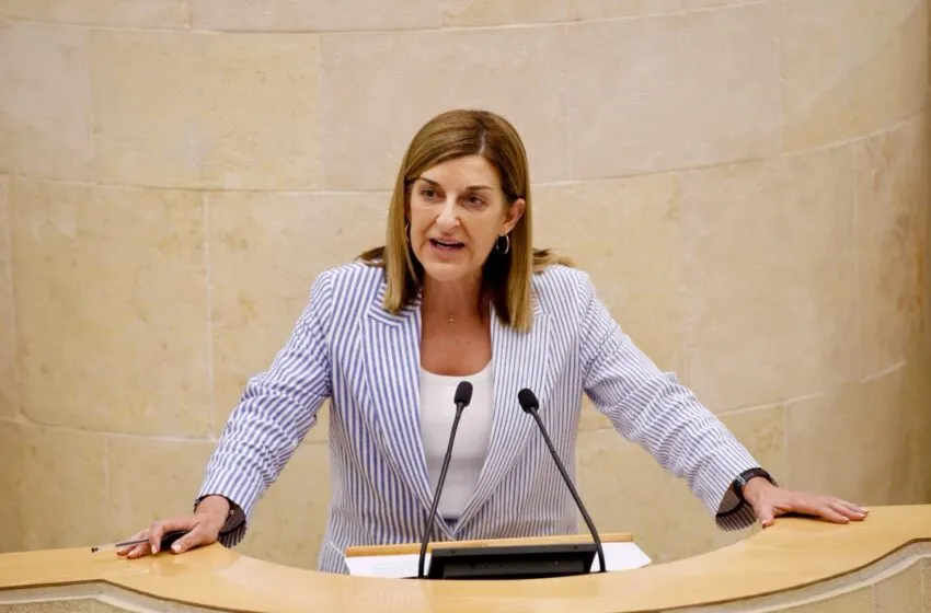 La presidenta del Gobierno de Cantabria, María José Sáenz de Buruaga, durante su intervención en el Parlamento de Cantabria. (Foto: Lara Revilla)