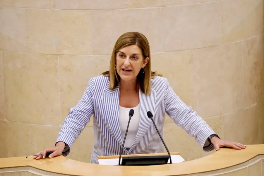La presidenta del Gobierno de Cantabria, María José Sáenz de Buruaga, durante su intervención en el Parlamento de Cantabria. (Foto: Lara Revilla)