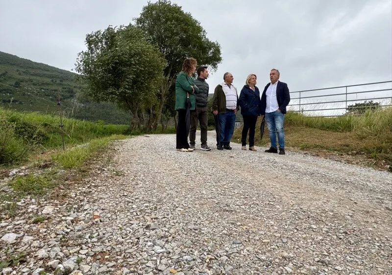 La consejera visita uno de los caminos que han sido reparados. (Foto: Gobierno de Cantabria).