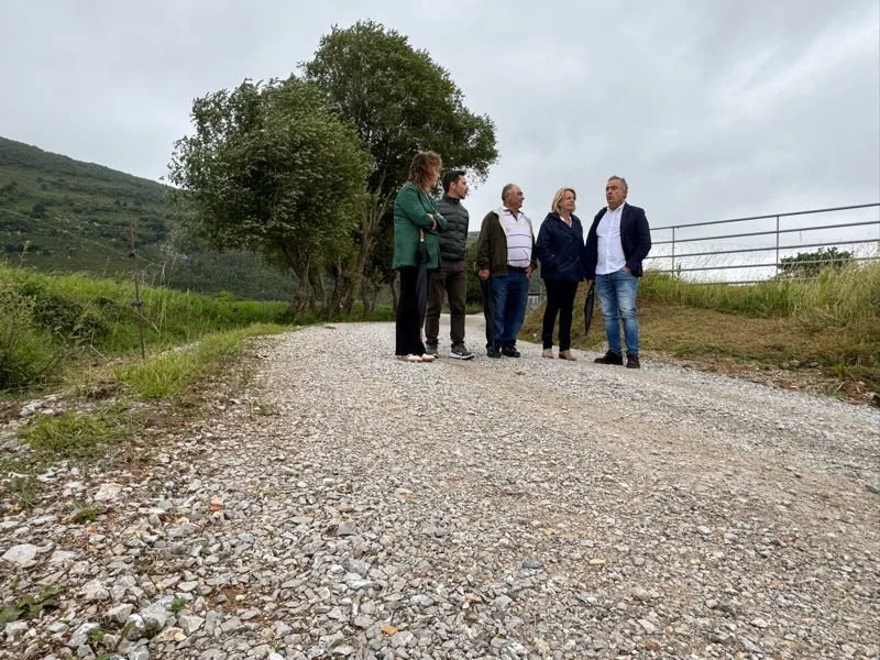 La consejera visita uno de los caminos que han sido reparados. (Foto: Gobierno de Cantabria).
