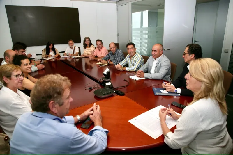 La consejera preside la reunión con el sector. (Foto: Nacho Romero).