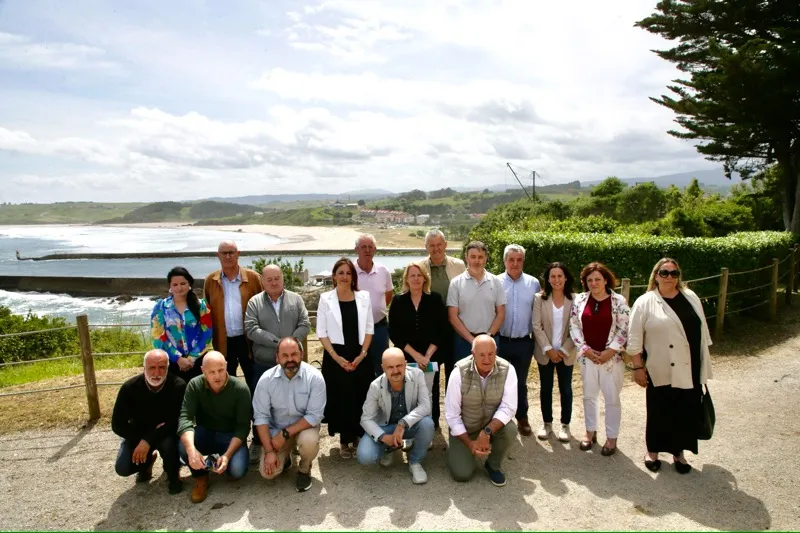 Foto de familia antes durante la presentación en San Vicente de la Barquera. (Foto: Nacho Romero)