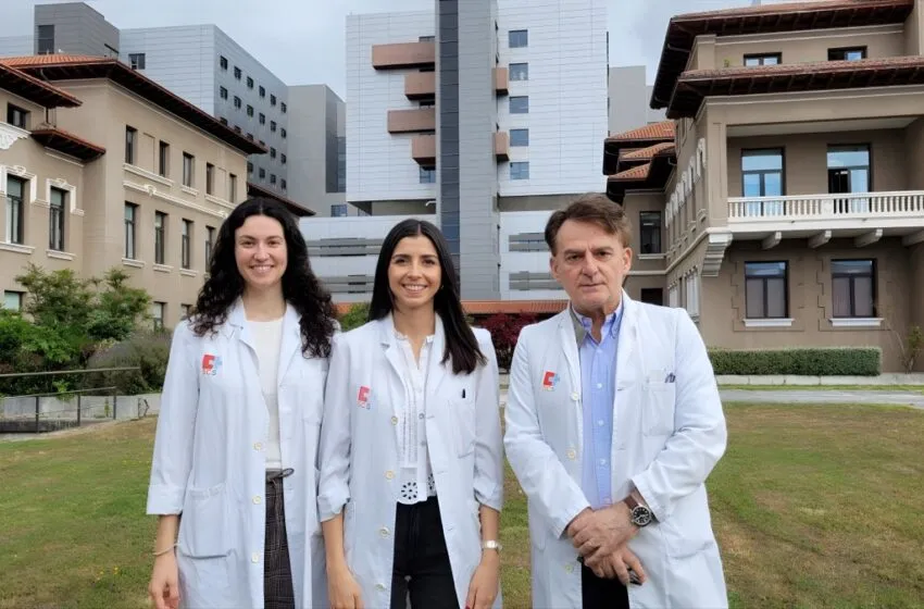 De izquierda a derecha de la imagen, las reumatólogas Belén Atienza y Ana Serrano, junto al jefe de Servicio de Reumatología de Valdecilla, Ricardo Blanco (Foto: Gobierno de Cantabria)