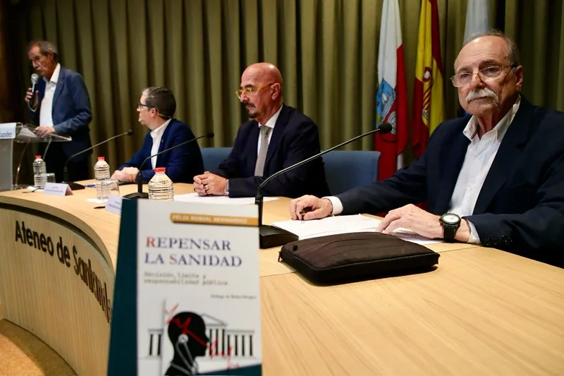 El consejero de Salud en la presentación del libro de Félix Rubial. (Foto: Ignacio Romero)