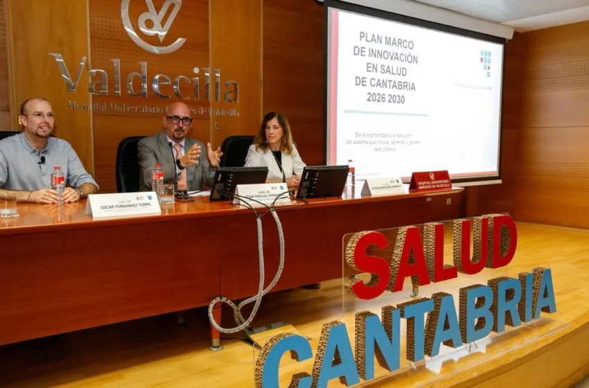 César Pascual (en el centro de la imagen) flanquedado por Óscar Fernández Torre y Rocío Montabán, durante la presentación oficial del Plan Marco de Innovación en Salud 2026-2030 (Foto: Lara Revilla)
