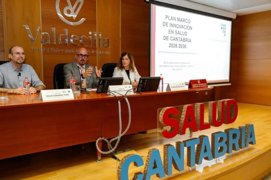 César Pascual (en el centro de la imagen) flanquedado por Óscar Fernández Torre y Rocío Montabán, durante la presentación oficial del Plan Marco de Innovación en Salud 2026-2030 (Foto: Lara Revilla)