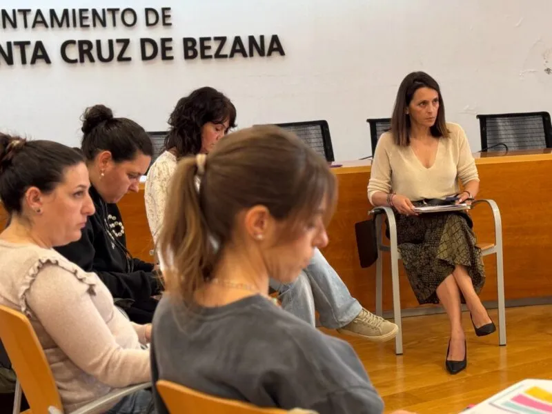 Noticias de Cantabria | El Cántabro | La alcaldesa apuesta por incorporar formación específica para que las familias aprendan a gestionar casos de acoso y violencia digital