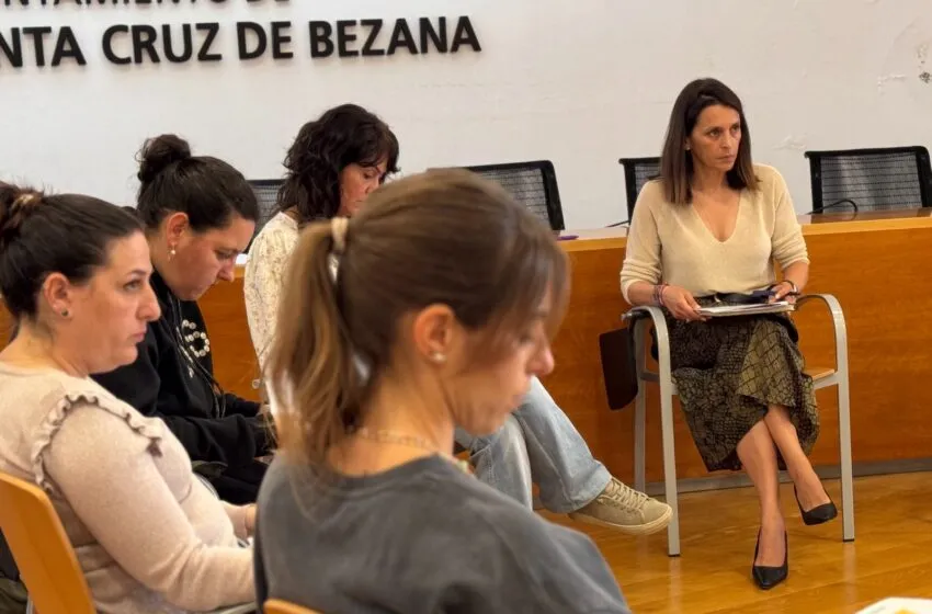 Noticias de Cantabria | El Cántabro | La alcaldesa apuesta por incorporar formación específica para que las familias aprendan a gestionar casos de acoso y violencia digital