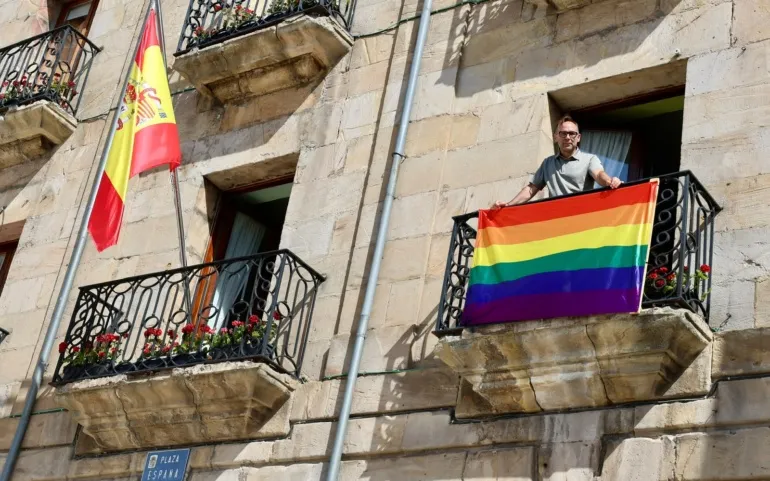 Noticias de Cantabria | El Cántabro | La bandera arcoíris vuelve a ondear en el Ayuntamiento de Reinosa