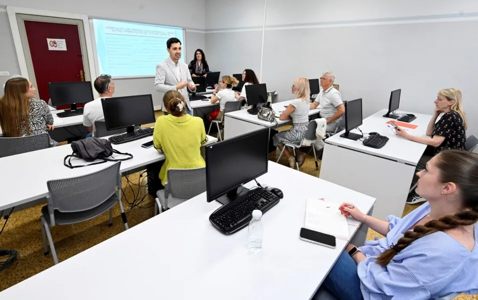 Noticias de Cantabria | El Cántabro | Mateo Echevarría clausura los cursos de iniciación al español y de cultura española