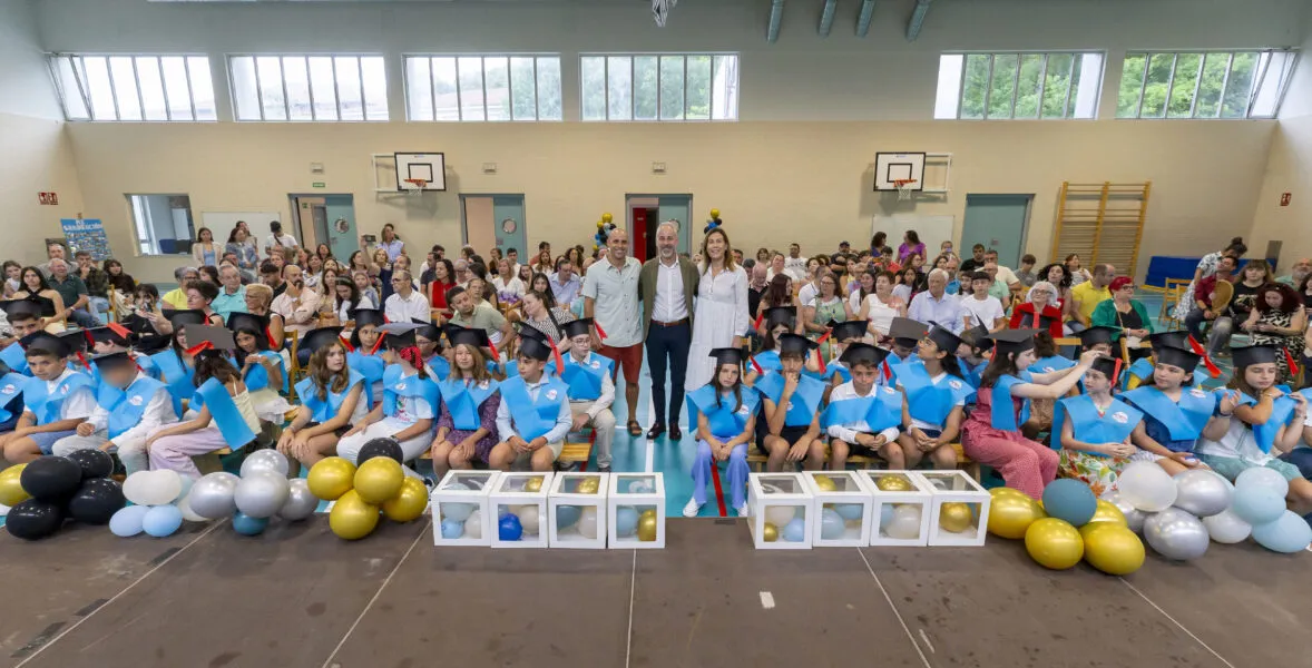 Noticias de Cantabria | El Cántabro | Silva asiste a la graduación de los 62 alumnos del CEIP Marqués de Valdecilla de Medio Cudeyo que finalizan 6º de Primaria