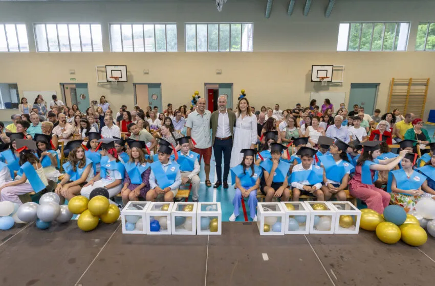 Noticias de Cantabria | El Cántabro | Silva asiste a la graduación de los 62 alumnos del CEIP Marqués de Valdecilla de Medio Cudeyo que finalizan 6º de Primaria
