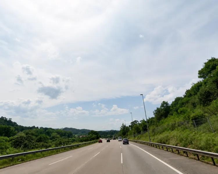 Noticias de Cantabria | El Cántabro | Un accidente en la A-8 deja varios heridos y provoca importantes retenciones a la altura de Cabezón de la Sal
