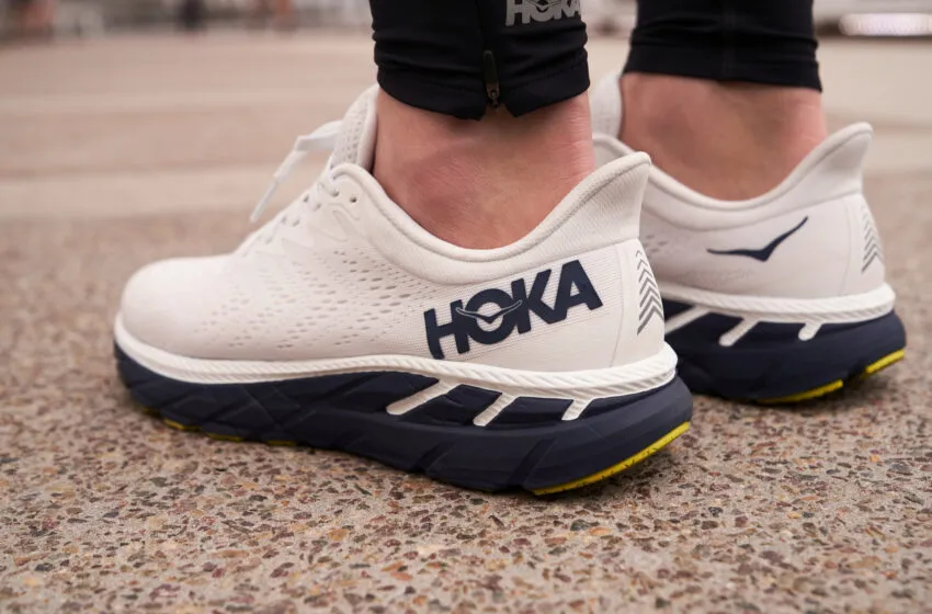 El caso Hoka o cómo reventar el mercado vendiendo «zapatos de payaso» cuando todos querían ir descalzos