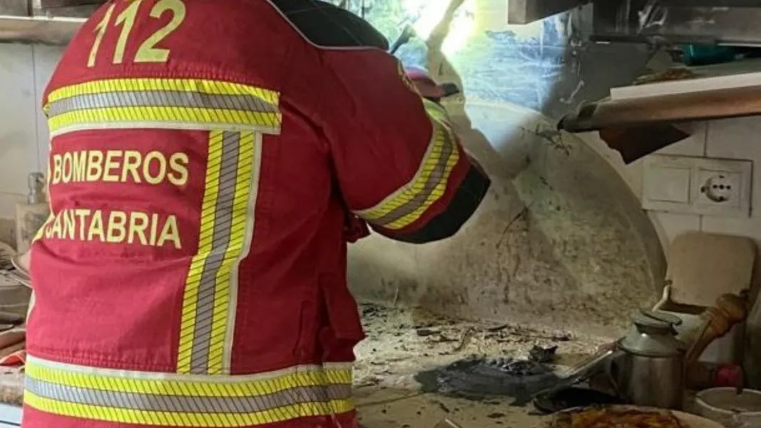 Noticias de Cantabria | El Cántabro | Incendio de cocina controlado en Comillas: los propietarios logran evitar daños mayores antes de la llegada de los servicios de emergencia