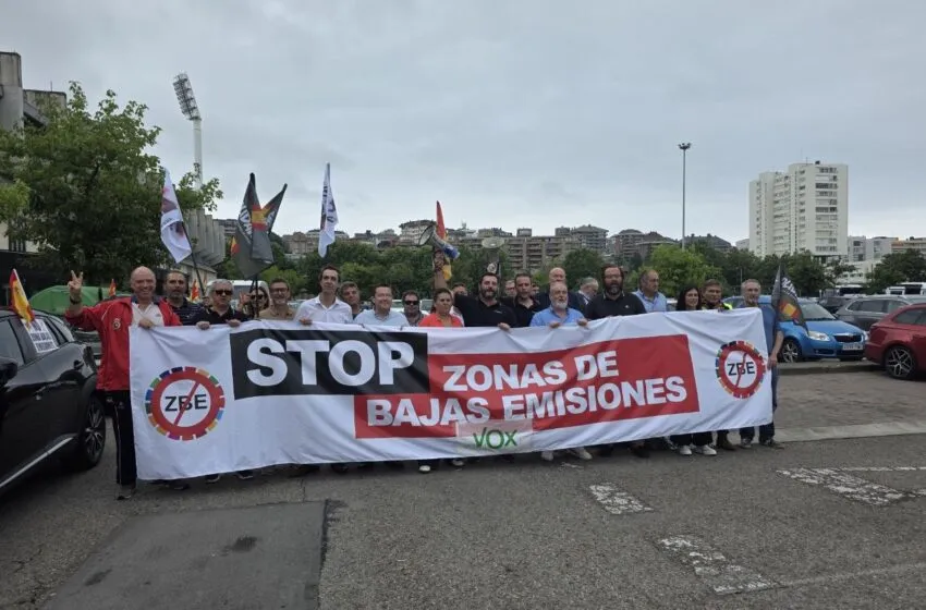  VOX y Solidaridad llevan su rechazo a las Zonas de Bajas Emisiones a las calles de Santander y Torrelavega con una caravana de protesta