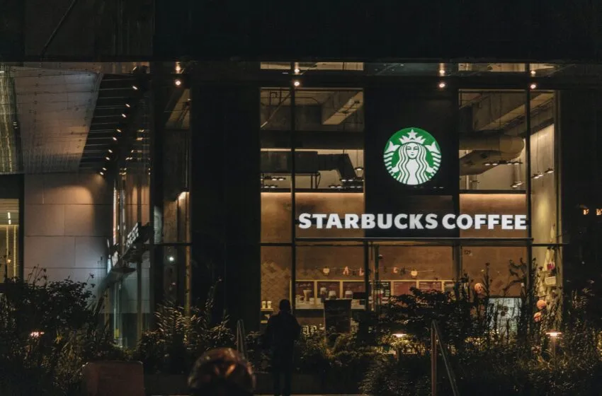  Por qué Starbucks vende 4.000 millones de cafés al año (y por qué su secreto no es el café)