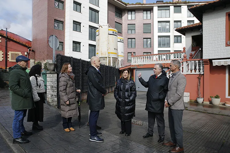 La presidenta, María José Sáenz de Buruaga, y el consejero Roberto Media durante una visita realizada a ambos edificios, ubicados en el centro urbano de Los Corrales de Buelna (Foto: Lara Revilla)