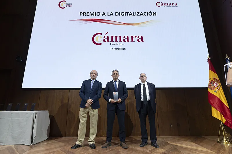 El presidente de Cámara Cantabria, Tomás Dasgoas, recibe el premio a la mejor iniciativa de Digitalización (Foto: Cámara España)